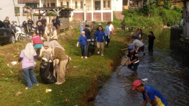Gotong Royong Sambut HJB ke-544, Kali Cibodas Dibersihkan dan Ditebar Ribuan Benih Ikan Gotong Royong Sambut HJB ke-544, Kali Cibodas Dibersihkan dan Ditebar Ribuan Benih Ikan