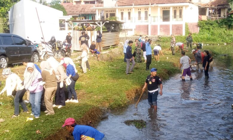 Semarak Hari Jadi Bogor ke-544, Kecamatan Ciampea Gelar Aksi Bebersih Desa Serentak Semarak Hari Jadi Bogor ke-544, Kecamatan Ciampea Gelar Aksi Bebersih Desa Serentak