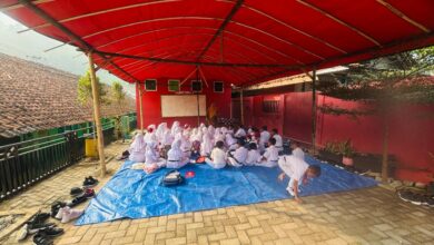 Demi Keselamatan Siswa, SDN Cadas Leueur Gelar KBM di Bawah Tenda Terpal, Khawatir Gedung Ambruk Demi Keselamatan Siswa, SDN Cadas Leueur Gelar KBM di Bawah Tenda Terpal, Khawatir Gedung Ambruk