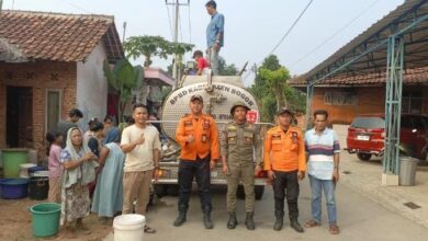 Kemarau Dua Bulan, 6.164 Warga Desa Barengkok Jasinga Krisis Air Bersih, BPBD Turunkan Bantuan Kemarau Dua Bulan, 6.164 Warga Desa Barengkok Jasinga Krisis Air Bersih, BPBD Turunkan Bantuan