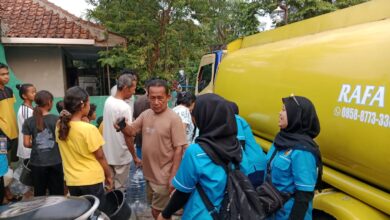 PK KNPI Jasinga dan Yayasan Selendang Anak Bangsa Salurkan 8.000 Liter Air Bersih untuk Warga Terdampak Kekeringan PK KNPI Jasinga dan Yayasan Selendang Anak Bangsa Salurkan 8.000 Liter Air Bersih untuk Warga Terdampak Kekeringan