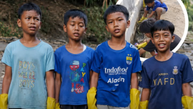 Empat Bocah Purwakarta Curi Perhatian, Bersihkan Selokan dengan Gaya Pandawara Group Empat Bocah Purwakarta Curi Perhatian, Bersihkan Selokan dengan Gaya Pandawara Group