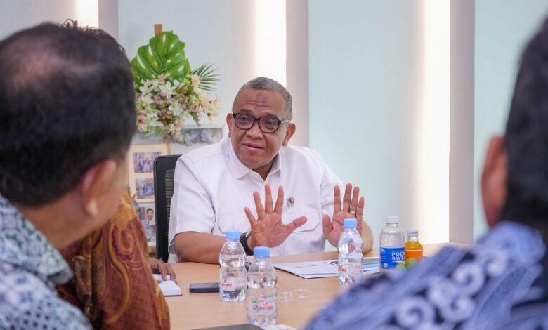 Wamenaker: Kehadiran Industri Harus Membuka Kesempatan Kerja bagi Warga Sekitar Wamenaker: Kehadiran Industri Harus Membuka Kesempatan Kerja bagi Warga Sekitar