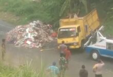 Truk Pengangkut Sampah dari BSD Terguling di Jalan Lingkar Galuga Truk Pengangkut Sampah dari BSD Terguling di Jalan Lingkar Galuga