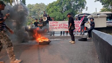 Puluhan Massa PPAK Kepung Balai Kota, Kecewa Tak Ditemui Pemkot, Aksi Bergeser ke Pintu 1 Istana Bogor Puluhan Massa PPAK Kepung Balai Kota, Kecewa Tak Ditemui Pemkot, Aksi Bergeser ke Pintu 1 Istana Bogor