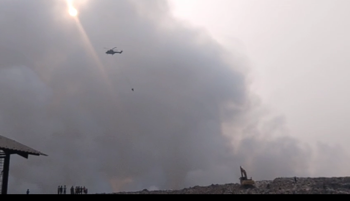 Helikopter TNI AU Dikerahkan Padamkan Kebakaran di TPA Galuga Helikopter TNI AU Dikerahkan Padamkan Kebakaran di TPA Galuga