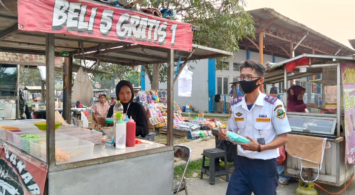 Petugas Terminal Leuwiliang Bagikan Masker, Antisipasi Abu Vulkanik dan Asap TPA Galuga Petugas Terminal Leuwiliang Bagikan Masker, Antisipasi Abu Vulkanik dan Asap TPA Galuga