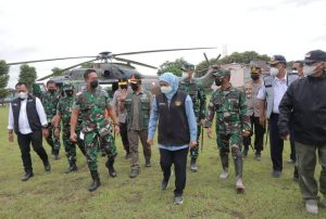Berkantor Sementara di Kabupaten Lumajang; Dra. Hj. Khofifah Indar Parawansa, M.Si. Kawal Penanganan Bencana GAP Semeru 20211206 221822 1