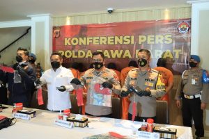 Polres Karawang Bersama Polda Jabar Berhasil Ungkap dan Tangkap Pelaku Perampokan Bersenpi di Cikampek IMG 20211206 WA0171