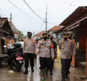 AKBP M. Lukman Syarif, S.I.K., M.H., Lakukan Kunjungan ke Lokasi Banjir Rob di Desa Eretan Kulon IMG 20211207 WA0132 1068x712 1
