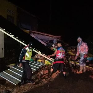 Bersihkan Material Longsoran, Personil Polsek Maja dan Warga Bahu-membahu Bergotong Royong IMG 20211209 WA0011