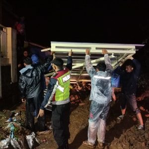 Bersihkan Material Longsoran, Personil Polsek Maja dan Warga Bahu-membahu Bergotong Royong IMG 20211209 WA0012