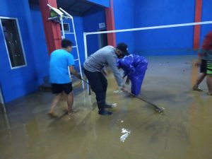 Personil Polsek Bantarujeg Gotong Royong Bersama Warga Bersihkan Material Longsor IMG 20211209 WA0014