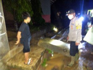 Personil Polsek Bantarujeg Gotong Royong Bersama Warga Bersihkan Material Longsor IMG 20211209 WA0015