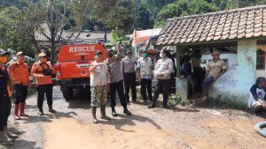 Kapolres Majalengka Tinjau Langsung Lokasi Longsor di Wilayah Kabupaten Majalengka IMG 20211209 WA0066