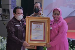 Respon Cepat Kasus Anak dan Pinjol, Polisi Selebriti Beri Penghargaan Kapolda Kalsel Irjen Pol Drs. Rikwanto, S.H., M.Hum. IMG 20211211 WA0036