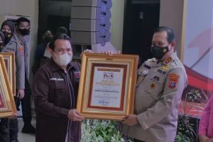 Respon Cepat Kasus Anak dan Pinjol, Polisi Selebriti Beri Penghargaan Kapolda Kalsel Irjen Pol Drs. Rikwanto, S.H., M.Hum. IMG 20211211 WA0037