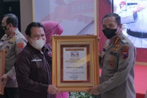 Kapolda Kalsel Irjen Pol Drs. Rikwanto, S.H., M.Hum. Mendapatkan Penghargaan Dari Ketua Polisi Selebriti IMG 20211211 WA0038
