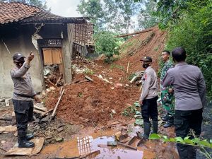 Longsor Terjang Desa Kaligending Kecamatan Karangsambung - Kebumen IMG 20211212 WA0058 1