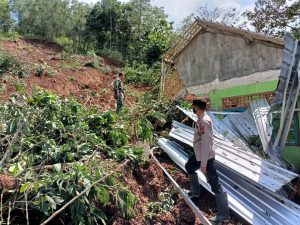 Longsor Terjang Desa Kaligending Kecamatan Karangsambung - Kebumen IMG 20211212 WA0059