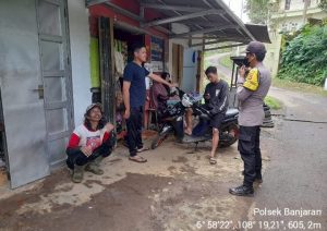 Bhabinkamtibmas Polsek Banjaran Patroli Dialogis Himbau Warga Agar Terapkan Prokes IMG 20211213 WA0007