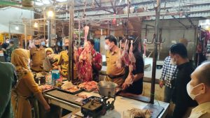 Kasat Reskrim Polres Majalengka Sidak Stok dan Harga Sembako di Pasar Tradisional IMG 20211221 WA0088