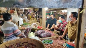 Kasat Reskrim Polres Majalengka Sidak Stok dan Harga Sembako di Pasar Tradisional IMG 20211221 WA0090