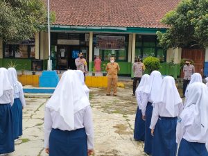 Bhabinkamtibmas Polsek Cingambul Berikan Binluh Kepada Pelajar SMPN 1 Cingambul IMG 20211223 WA0040