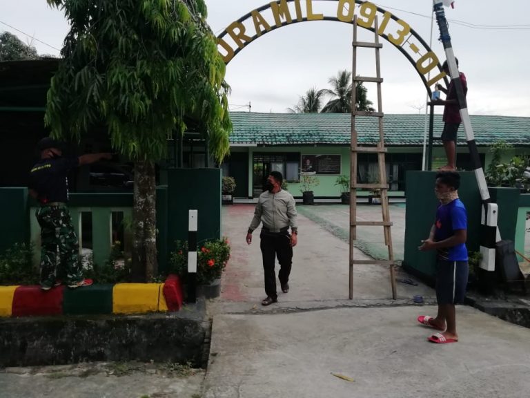 Koramil Penajam Mengisi Bulan Ramadhan Dengan Bersih Kantor Dan Mushola