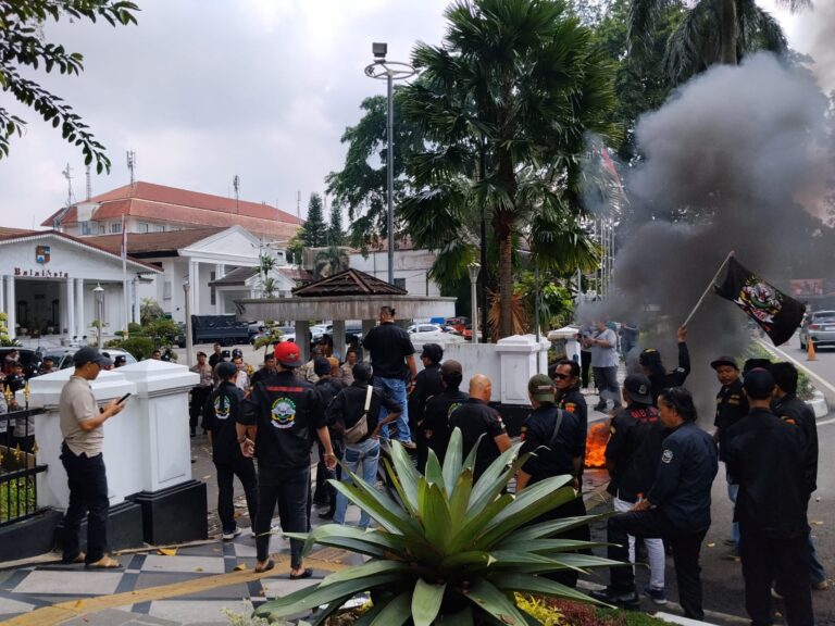 Gerbang Balaikota dijebol, Gibas ultimatum keras, copot Kadis PUPR