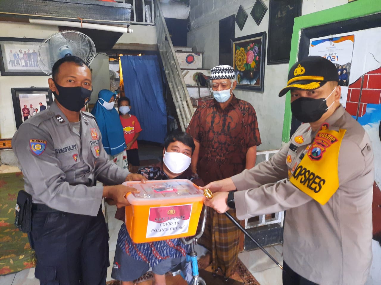 Polres Gresik Distribusikan Bantuan Sosial 10 Ton Beras Kepada Masyarakat Terdampak Covid-19 Polres Gresik Distribusikan Bantuan Sosial 10 Ton Beras Kepada Masyarakat Terdampak Covid-19