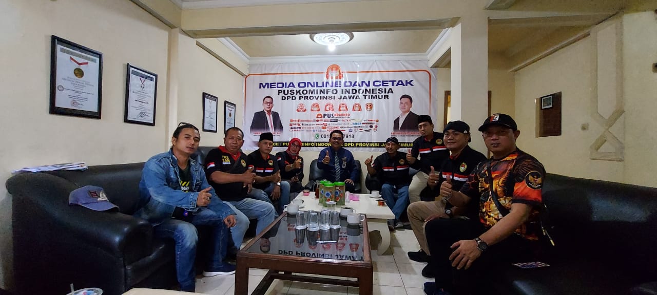 Kunker BNPM (BARISAN NASIONAL PEMUDA MADURA) Di Ketuai Gus Noer . Dan Beberapa Rekan Dari Media www.bnpm New.com media LACAK , Jarak Pos Dan Berita TKP. Di Kantor DPD PUSKOMINFO JAWA TIMUR.