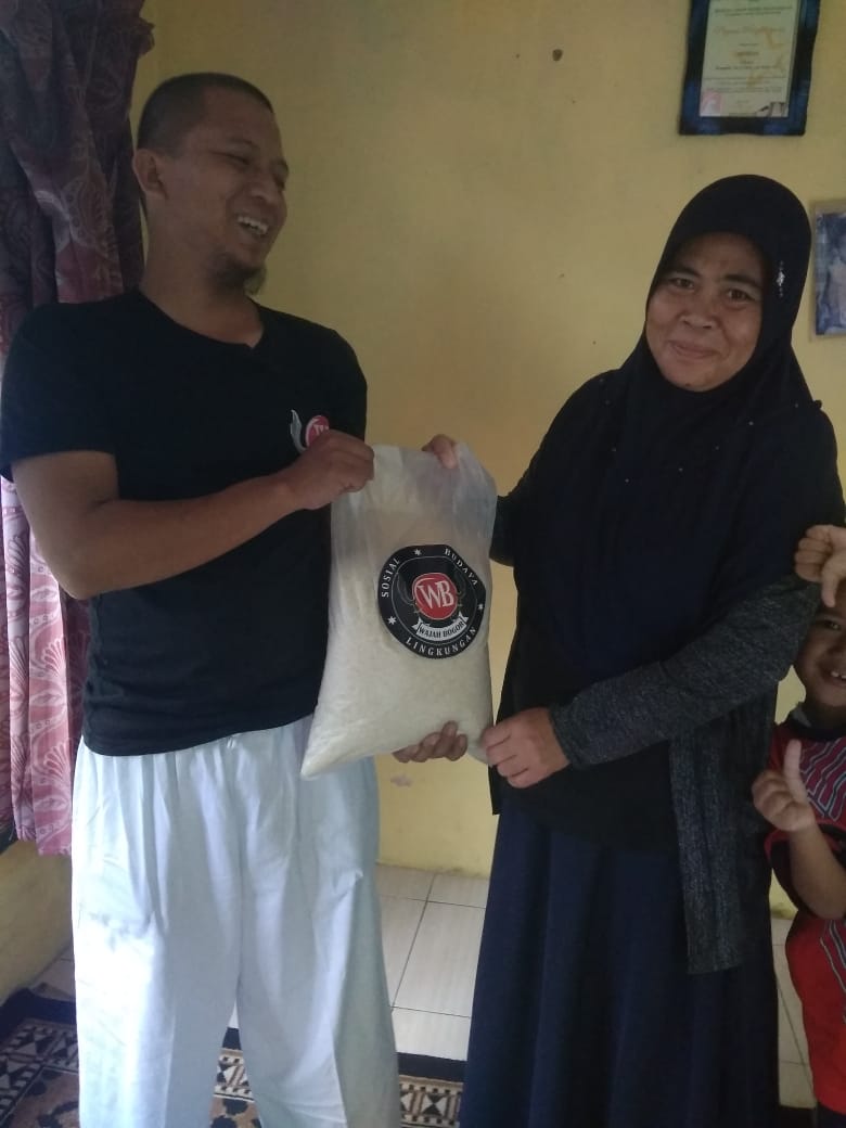 Dengan Sistem Dor To Dor, Komunitas Wajah Bogor Bagikan Paket Beras dan Akan Rutin Dibagikan Awal Bulan