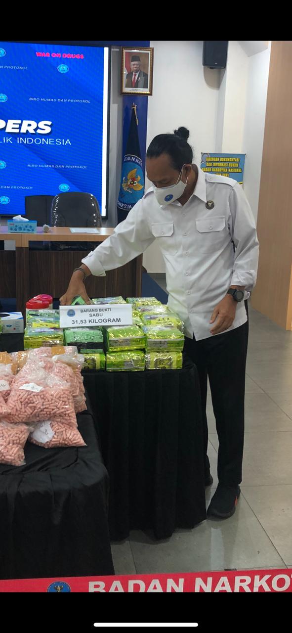 SEMBUNYIKAN NARKOBA DENGAN CARA DITANAM/DIKUBUR DIPINGGIR TAMBAK SEMBUNYIKAN NARKOBA DENGAN CARA DITANAM/DIKUBUR DIPINGGIR TAMBAK