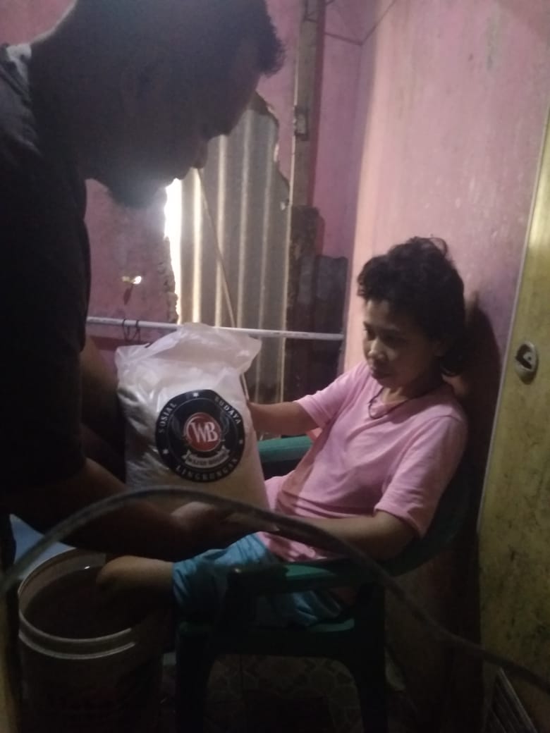 Dengan Sistem Dor To Dor, Komunitas Wajah Bogor Bagikan Paket Beras dan Akan Rutin Dibagikan Awal Bulan