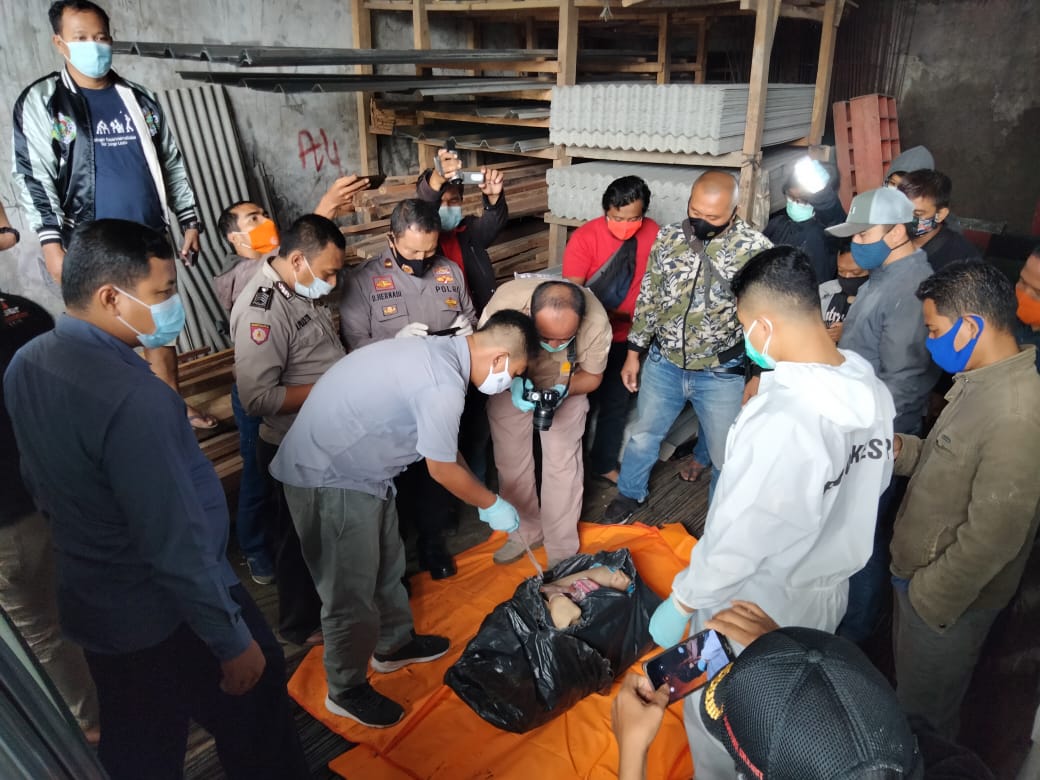 Warga Suka Resmi Geger Melihat Mayat Dalam Kantong Plastik Yang Terletak Di Samping Rumah Warga .