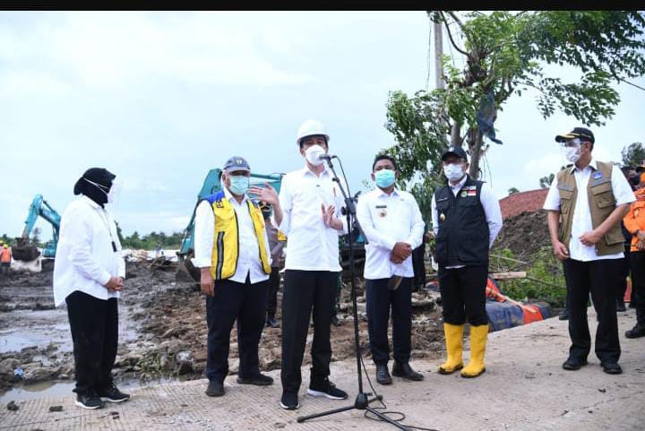 Presiden Joko Widodo Akan Perbaiki Rumah Yang Terdampak Jebolnya Tanggul Sungai Citarum Presiden Joko Widodo Akan Perbaiki Rumah Yang Terdampak Jebolnya Tanggul Sungai Citarum