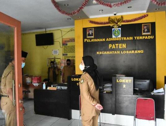 Hari Pertama Kerja, Bupati Indramayu Hj. Nina Agustina, S.H., M.H., C.R.A. Sidak Dua Kantor Kecamatan