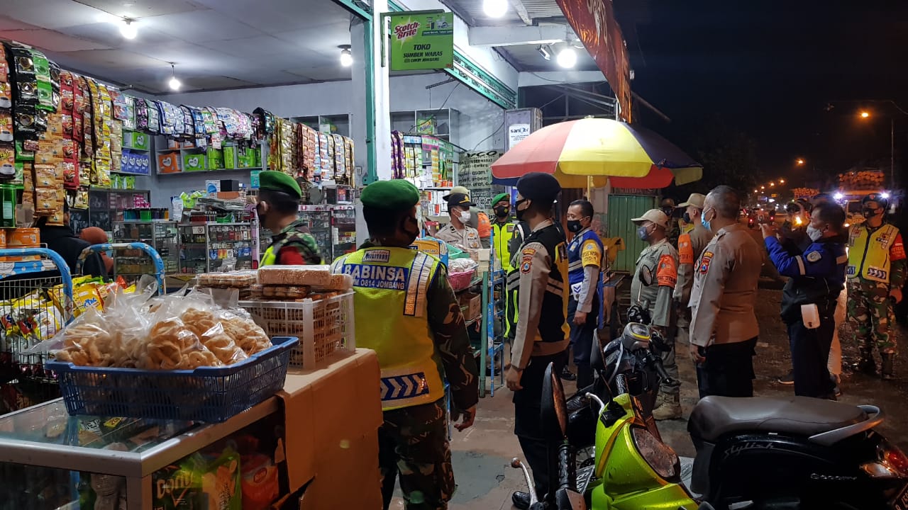 Patroli Gabungan polres Jombang Dalam Rangka Pencegahan Covid-19 Patroli Gabungan polres Jombang Dalam Rangka Pencegahan Covid-19