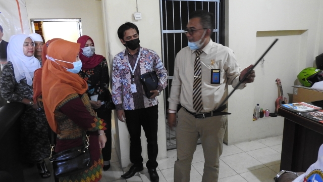 Staf Bank Mandiri KCP Indrapura melakukan kunjungan ke Yayasan PP AjIB Staf Bank Mandiri KCP Indrapura melakukan kunjungan ke Yayasan PP AjIB