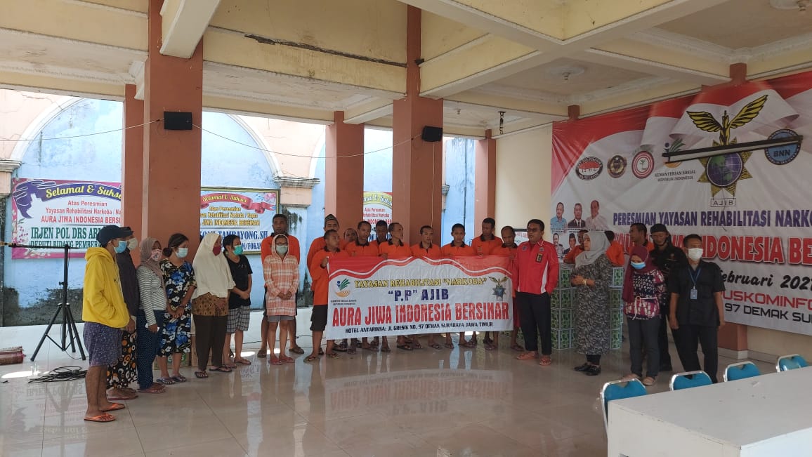 Ketua umum PP Ajib Aura Jiwa Berbagi Bingkisan Ketua umum PP Ajib Aura Jiwa Berbagi Bingkisan