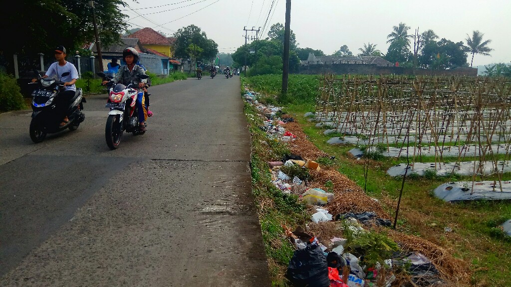 Hamparan Sampah di Sepanjang Jalan Kerehkel, H. Iman : "Itu Bukan Warga Saya yang Membuang"