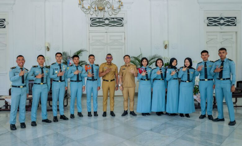 Jenal Mutaqin Motivasi Siswa Krida Nusantara saat Kunjungan ke Balai Kota Jenal Mutaqin Motivasi Siswa Krida Nusantara saat Kunjungan ke Balai Kota