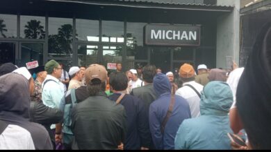 Aksi Warga RW 01 Katulampa Tolak Penjualan Minuman Beralkohol di Caffe Michan