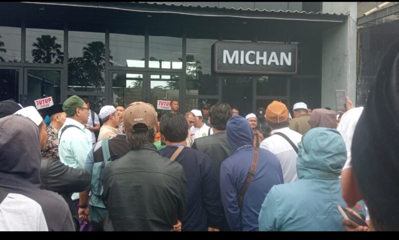 Aksi Warga RW 01 Katulampa Tolak Penjualan Minuman Beralkohol di Caffe Michan Aksi Warga RW 01 Katulampa Tolak Penjualan Minuman Beralkohol di Caffe Michan