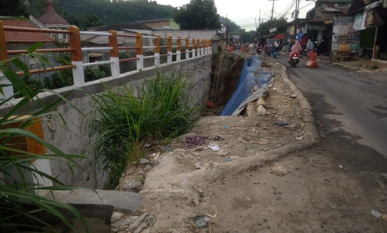 Proyek TPT Jalan Cikampak–Bojong Rangkas di Bogor Barat belum rampung