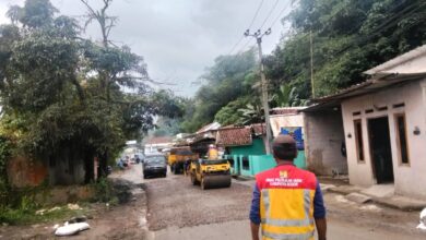 Setelah Aksi Gotong Royong Warga, Jalan Ace Tabrani Akhirnya Diperbaiki UPT Nanggung