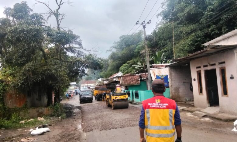 Setelah Aksi Gotong Royong Warga, Jalan Ace Tabrani Akhirnya Diperbaiki UPT Nanggung