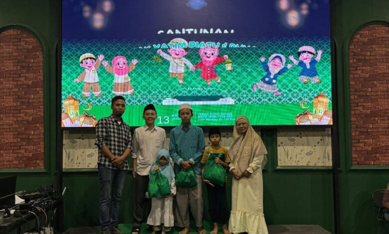 Penuh Kebersamaan, Teras Nona Manis Santuni 100 Anak Yatim dan 19 Duafa