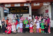 Siswa PAUD Al-Madinah Kunjungi Desa Cibanteng, Peringati Hari Kartini dengan Busana Adat